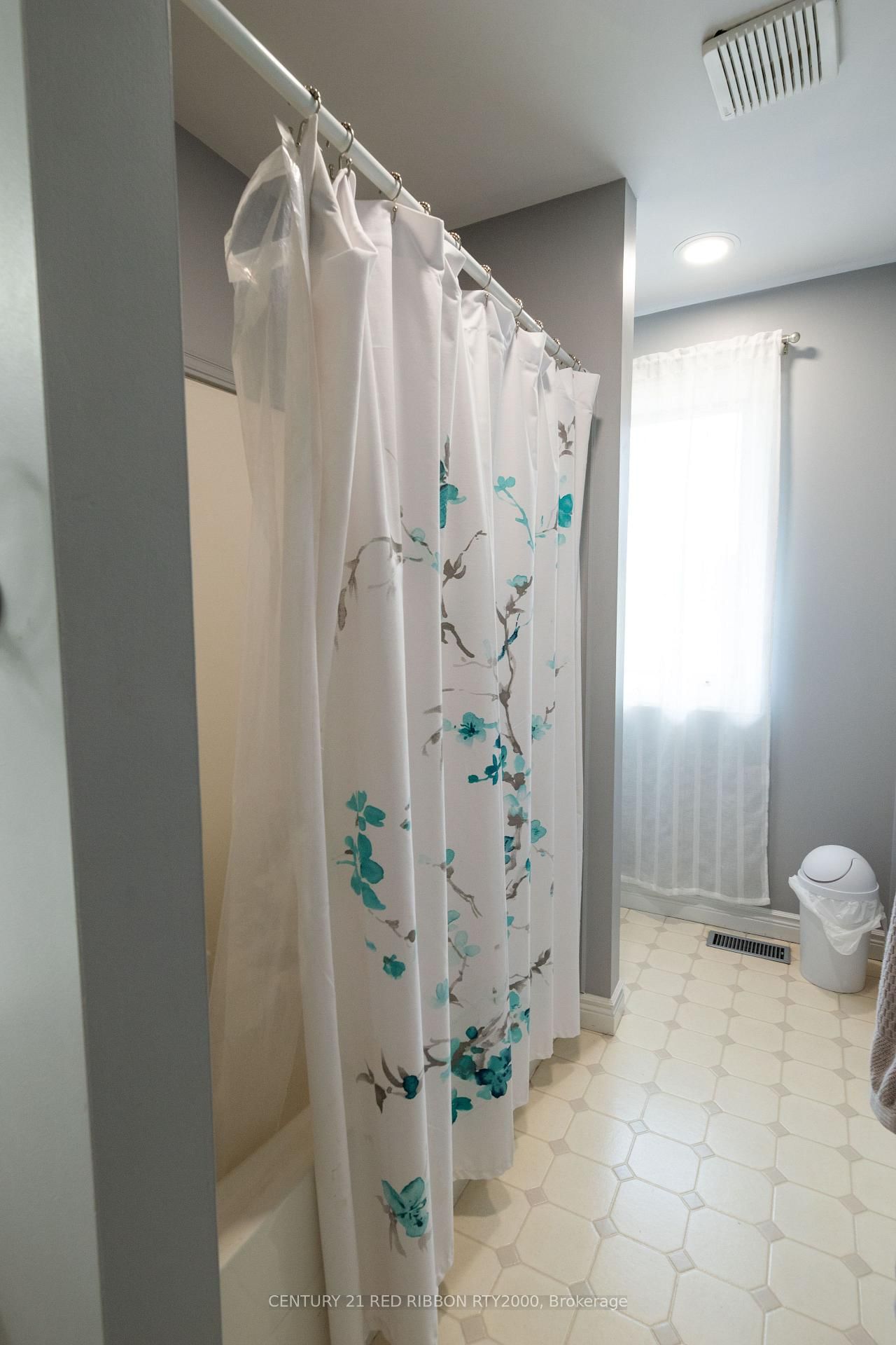 Detached House for sale at 51 Queen Street, Strathroy-Caradoc, Ontario, N7G 2H5 - SE - MLS: X12681200