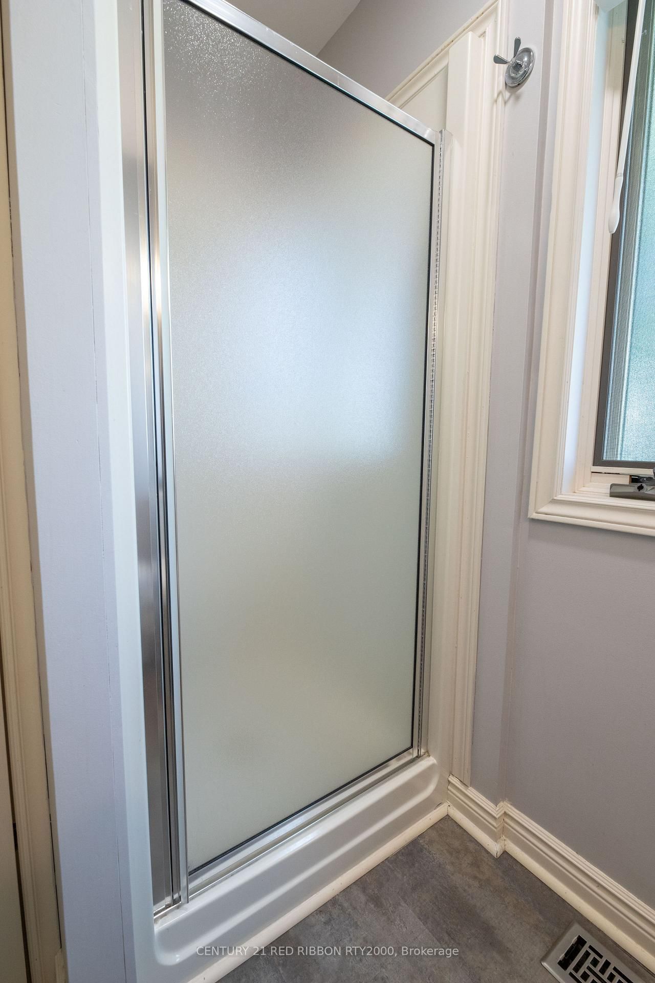 Detached House for sale at 51 Queen Street, Strathroy-Caradoc, Ontario, N7G 2H5 - SE - MLS: X12681200