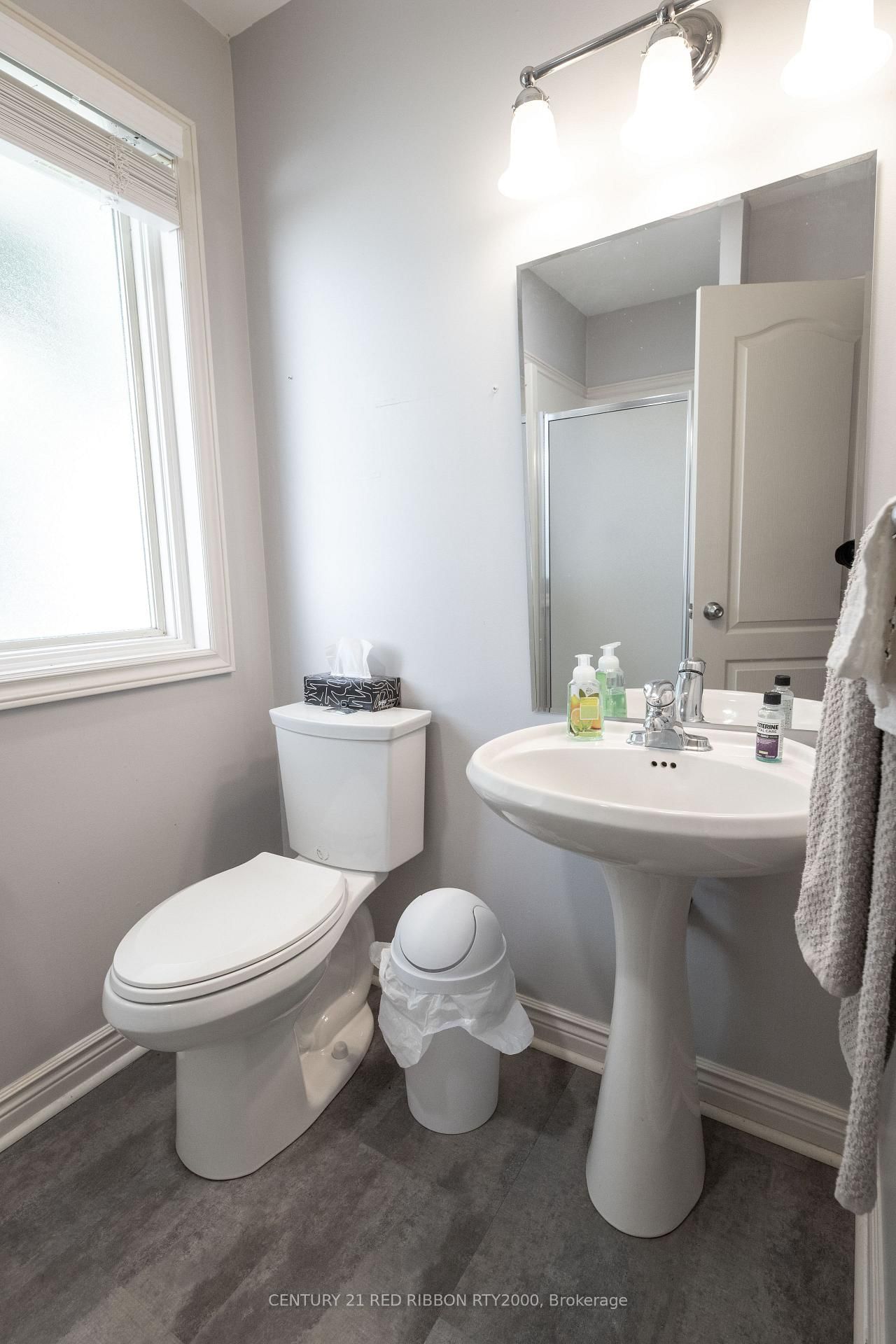 Detached House for sale at 51 Queen Street, Strathroy-Caradoc, Ontario, N7G 2H5 - SE - MLS: X12681200