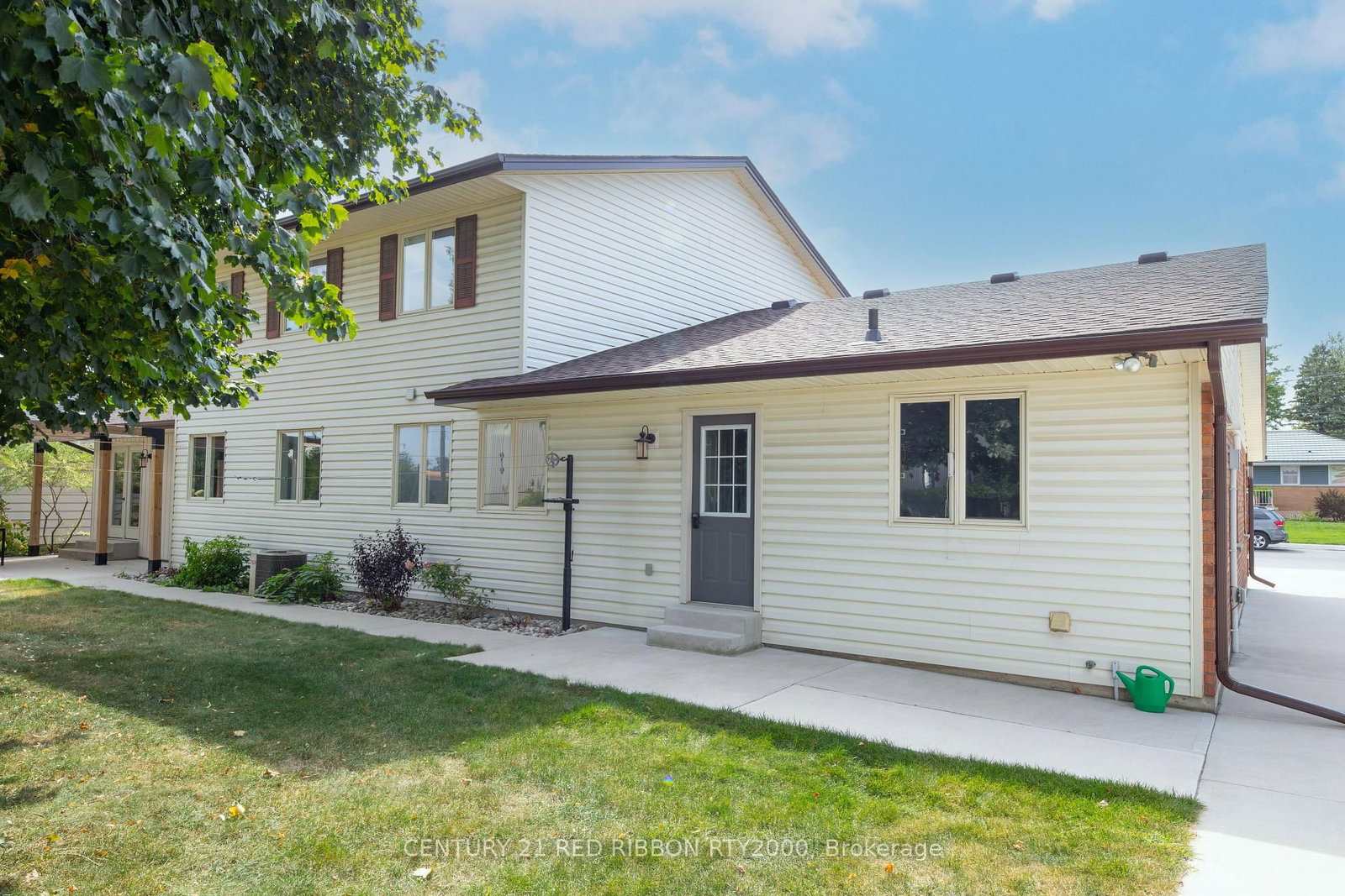 Detached House for sale at 51 Queen Street, Strathroy-Caradoc, Ontario, N7G 2H5 - SE - MLS: X12681200