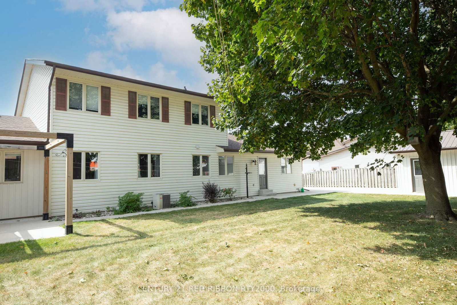 Detached House for sale at 51 Queen Street, Strathroy-Caradoc, Ontario, N7G 2H5 - SE - MLS: X12681200