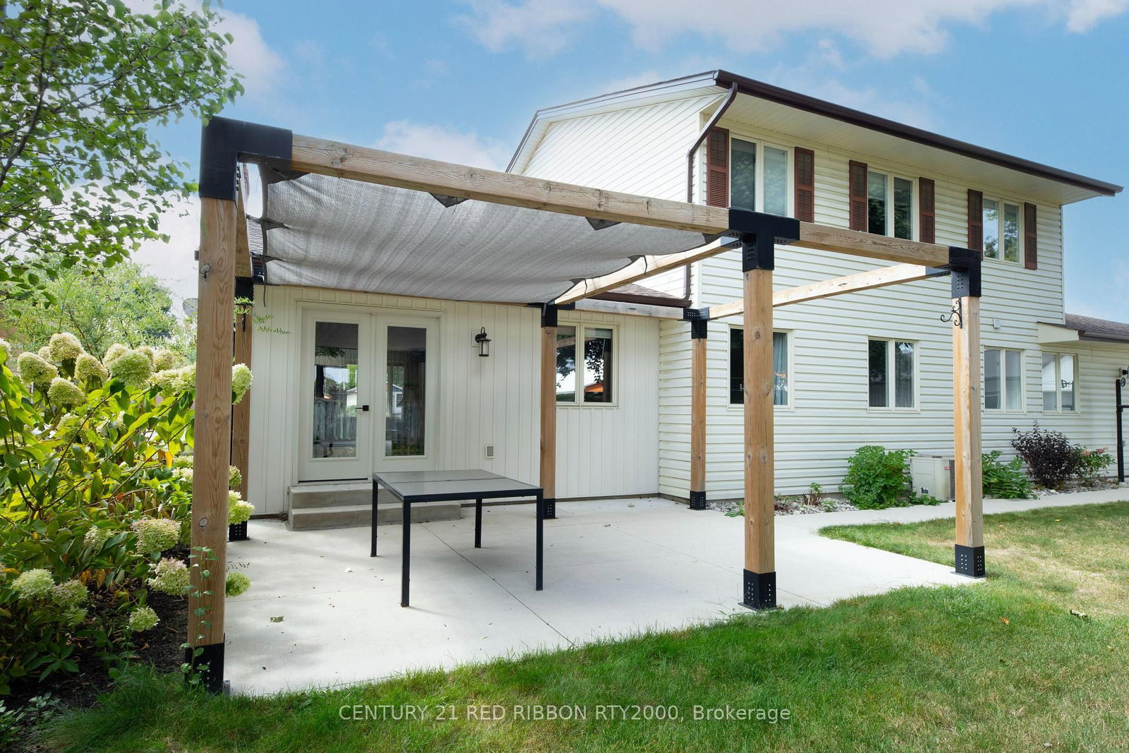 Detached House for sale at 51 Queen Street, Strathroy-Caradoc, Ontario, N7G 2H5 - SE - MLS: X12681200