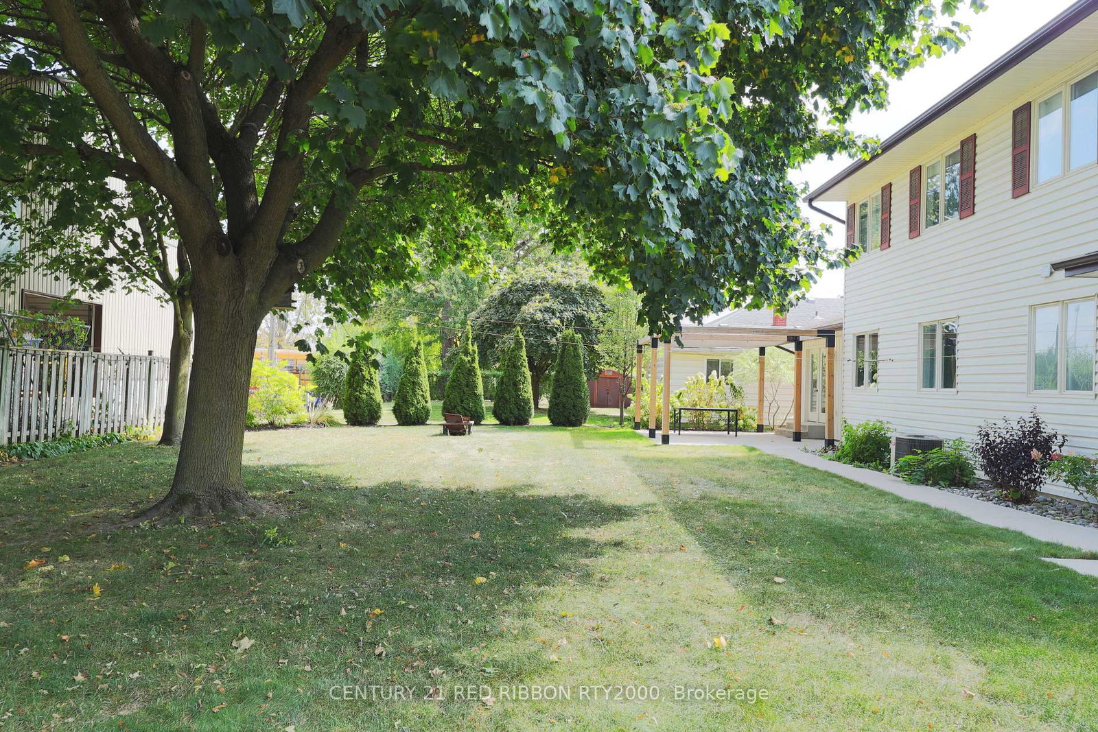 Detached House for sale at 51 Queen Street, Strathroy-Caradoc, Ontario, N7G 2H5 - SE - MLS: X12681200