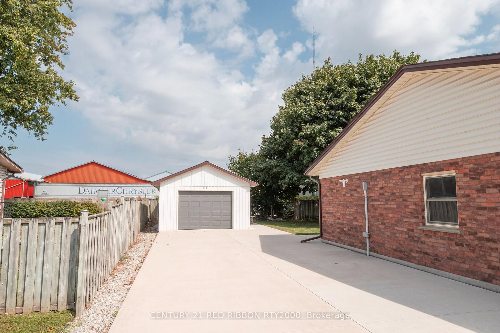 Detached House for sale at 51 Queen Street, Strathroy-Caradoc, Ontario, N7G 2H5 - SE - MLS: X12681200