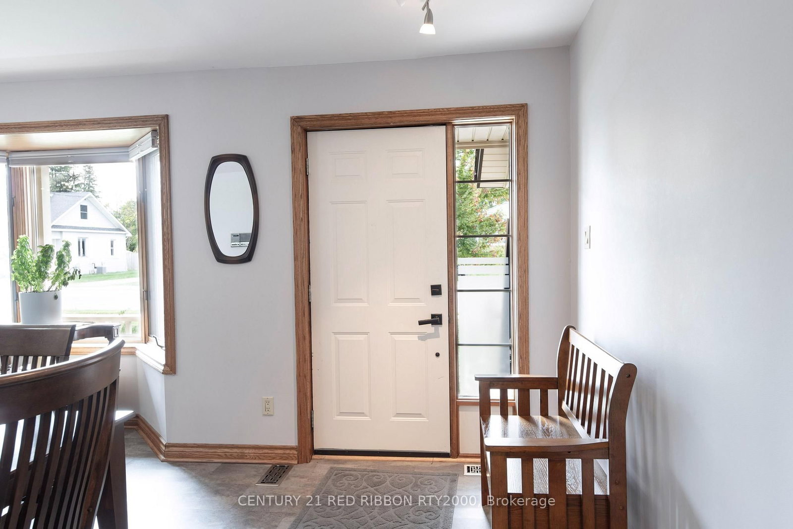 Detached House for sale at 51 Queen Street, Strathroy-Caradoc, Ontario, N7G 2H5 - SE - MLS: X12681200