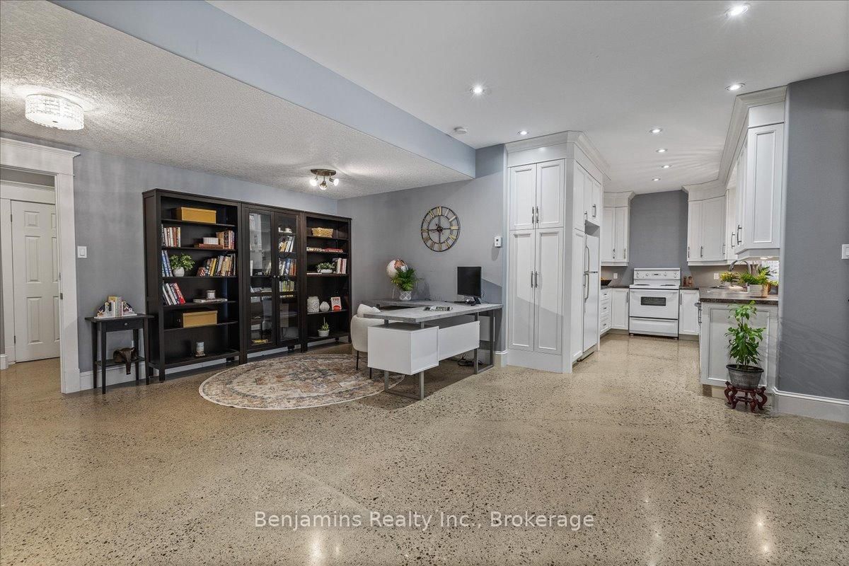 Detached House for sale at 86 Canters Close, Kitchener, Ontario, N2C 2R3 - MLS: X12681864