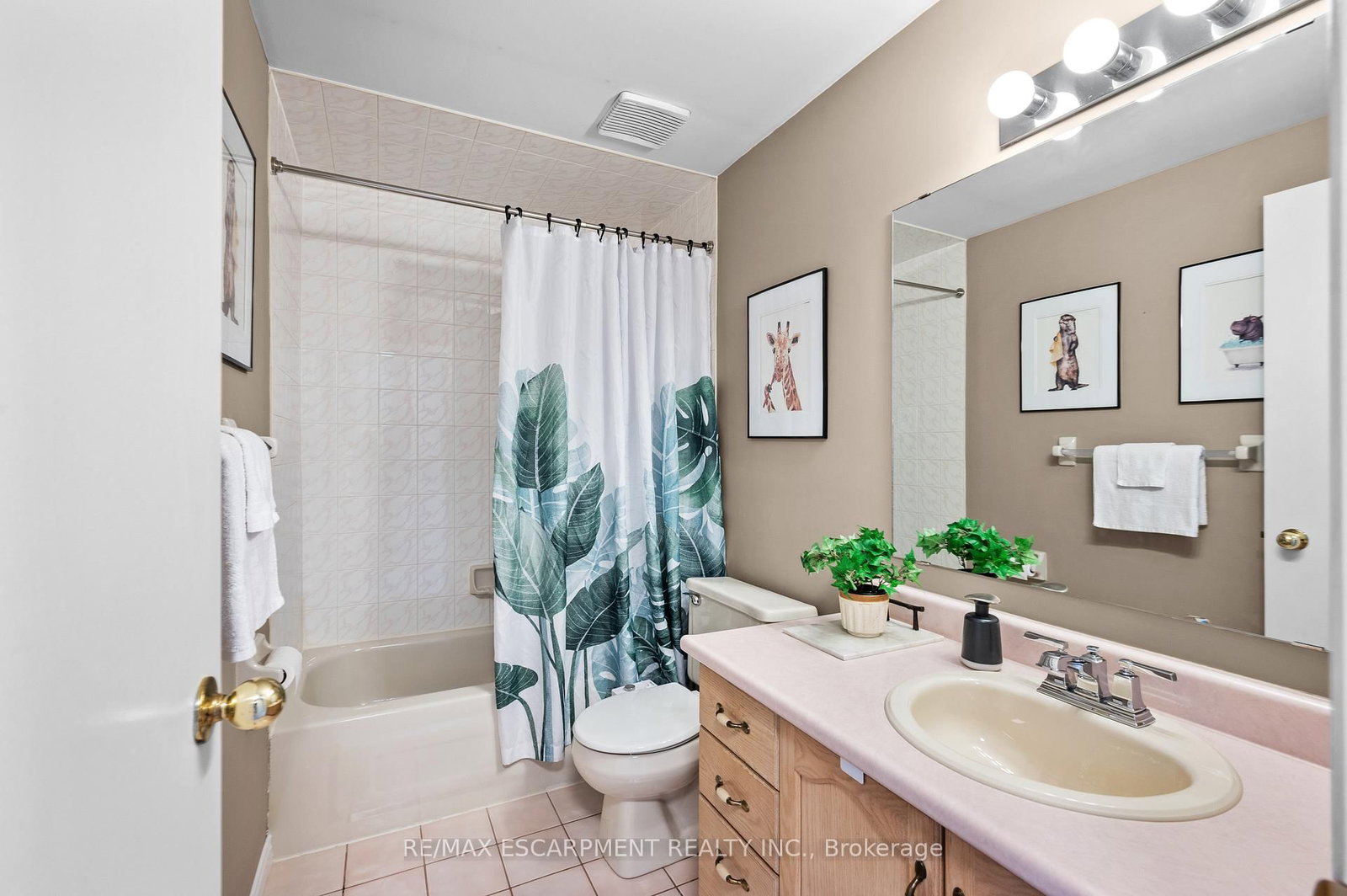 Townhouse for sale at 12-610 Barton Street, Hamilton, Ontario, L8E 5V2 - Stoney Creek - MLS: X12687808