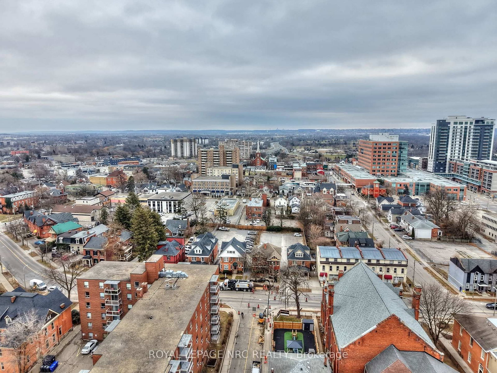 Detached House for sale at 8 Clark Street, St. Catharines, Ontario, L2R 5G2 - Downtown - MLS: X12690272