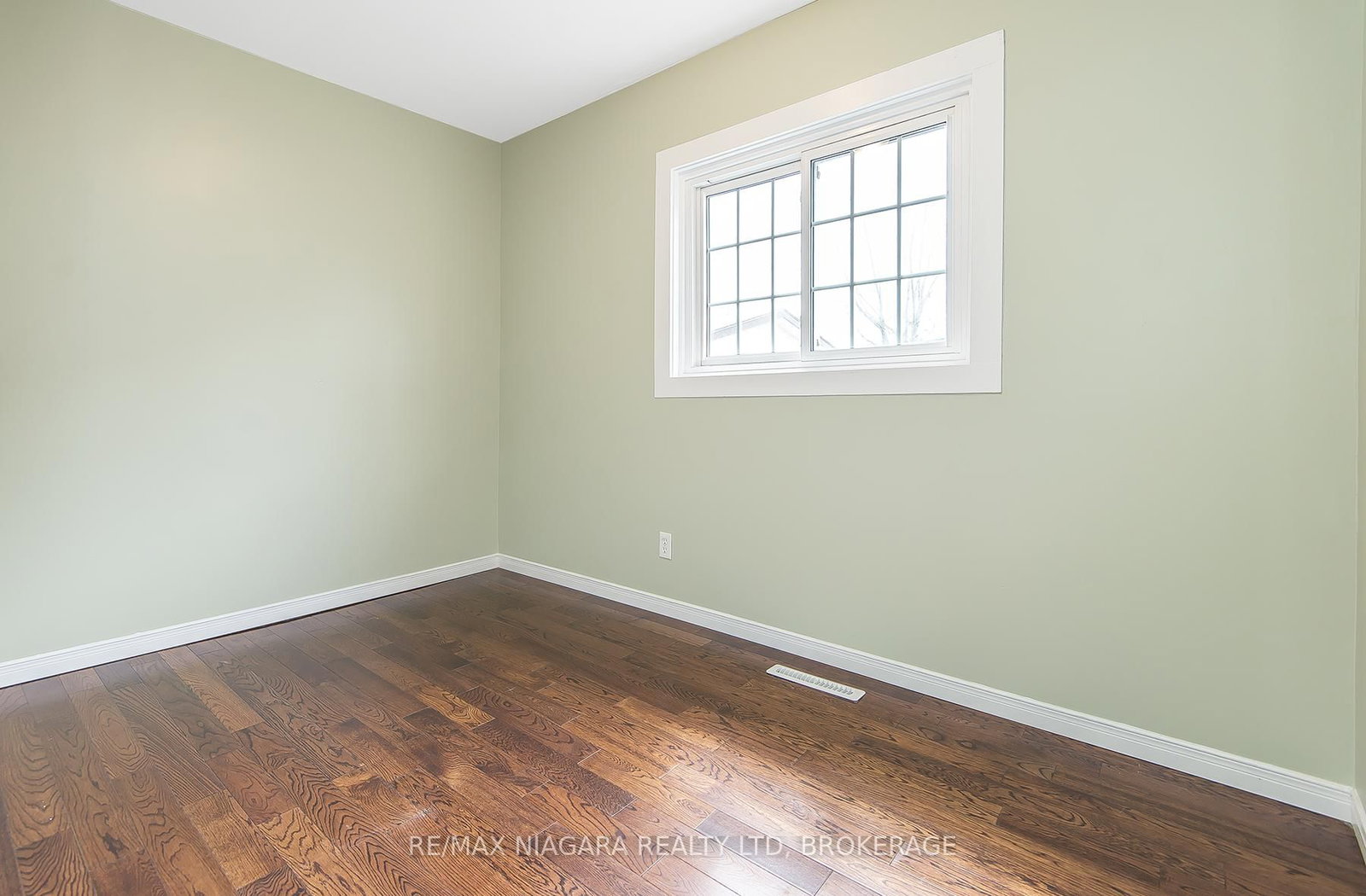 243 North Street N - Photo 17