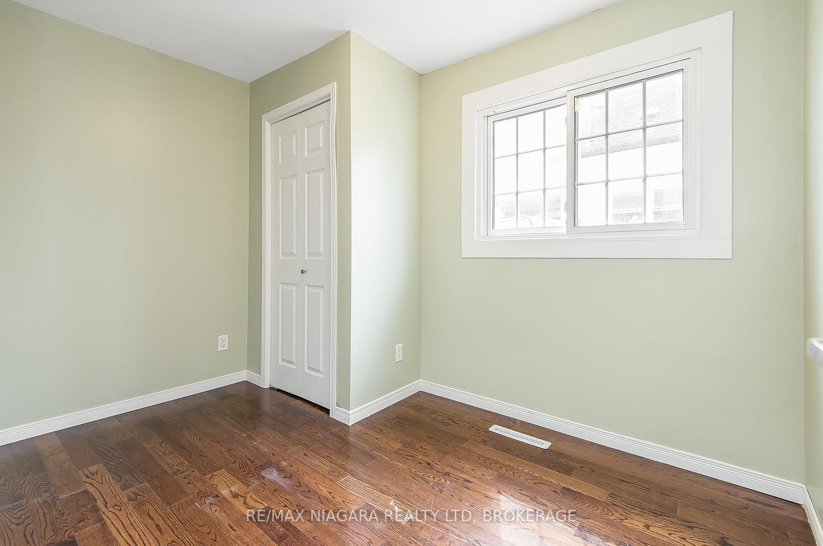 243 North Street N - Photo 19