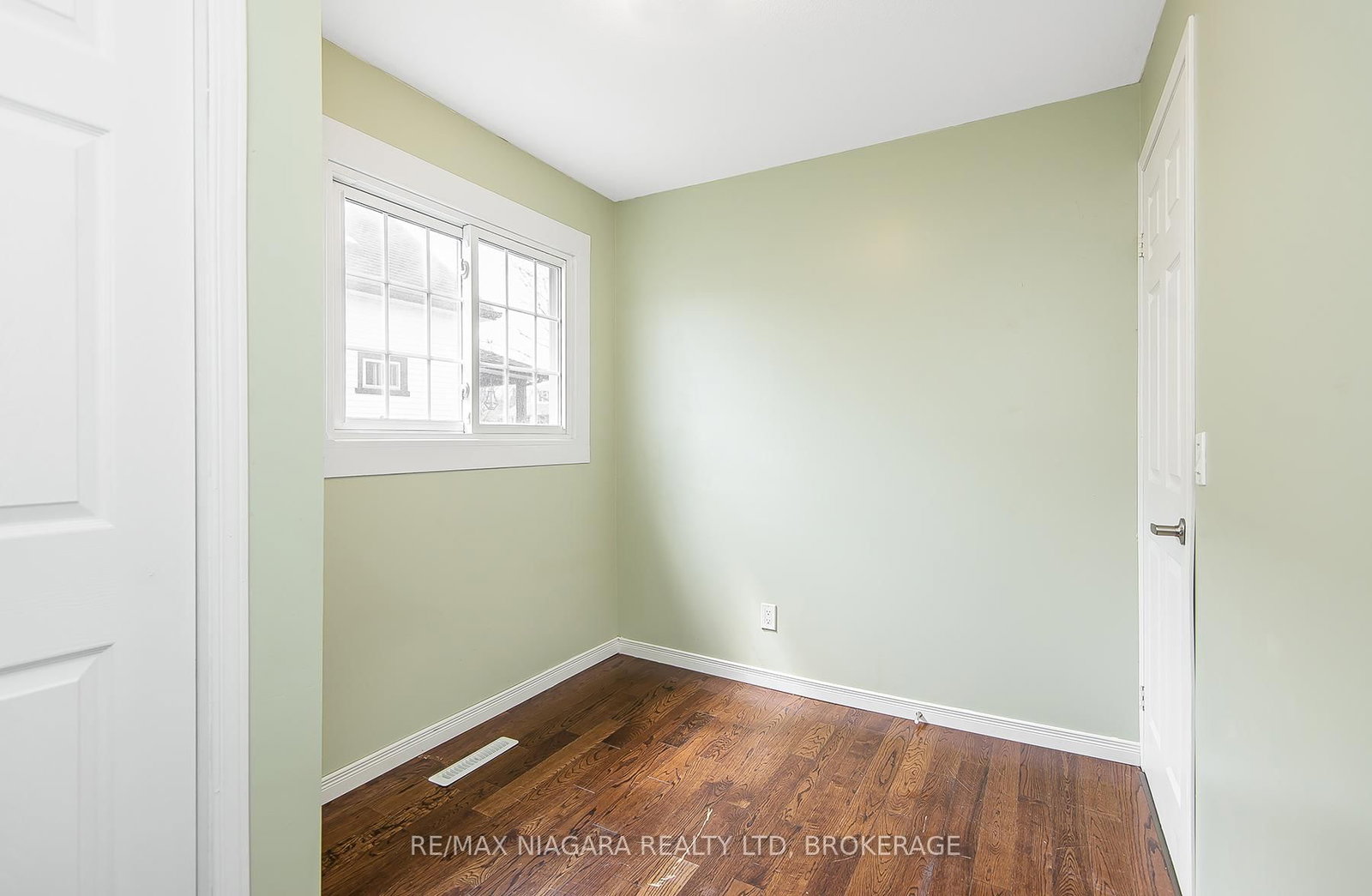 243 North Street N - Photo 20