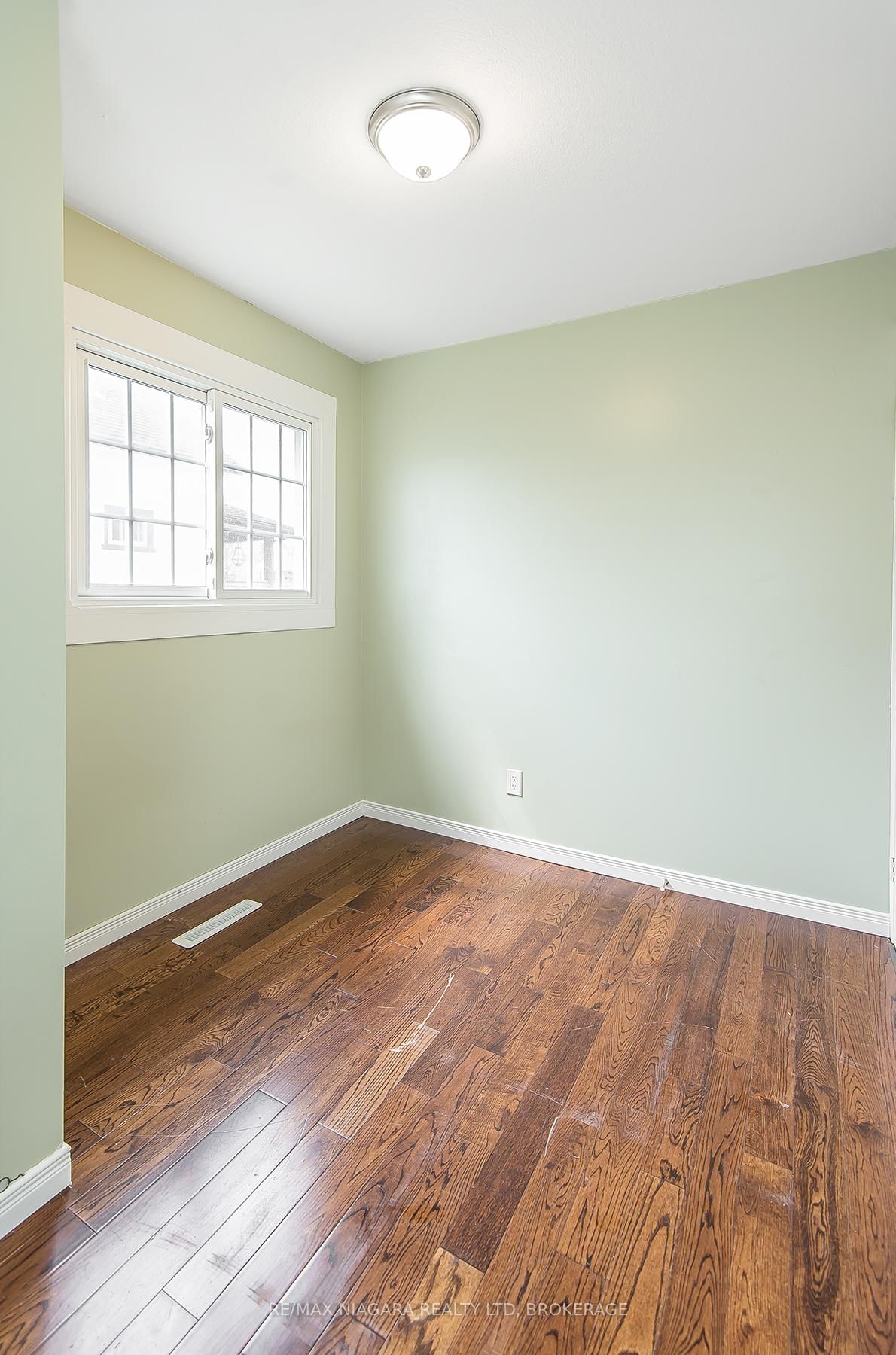 243 North Street N - Photo 21