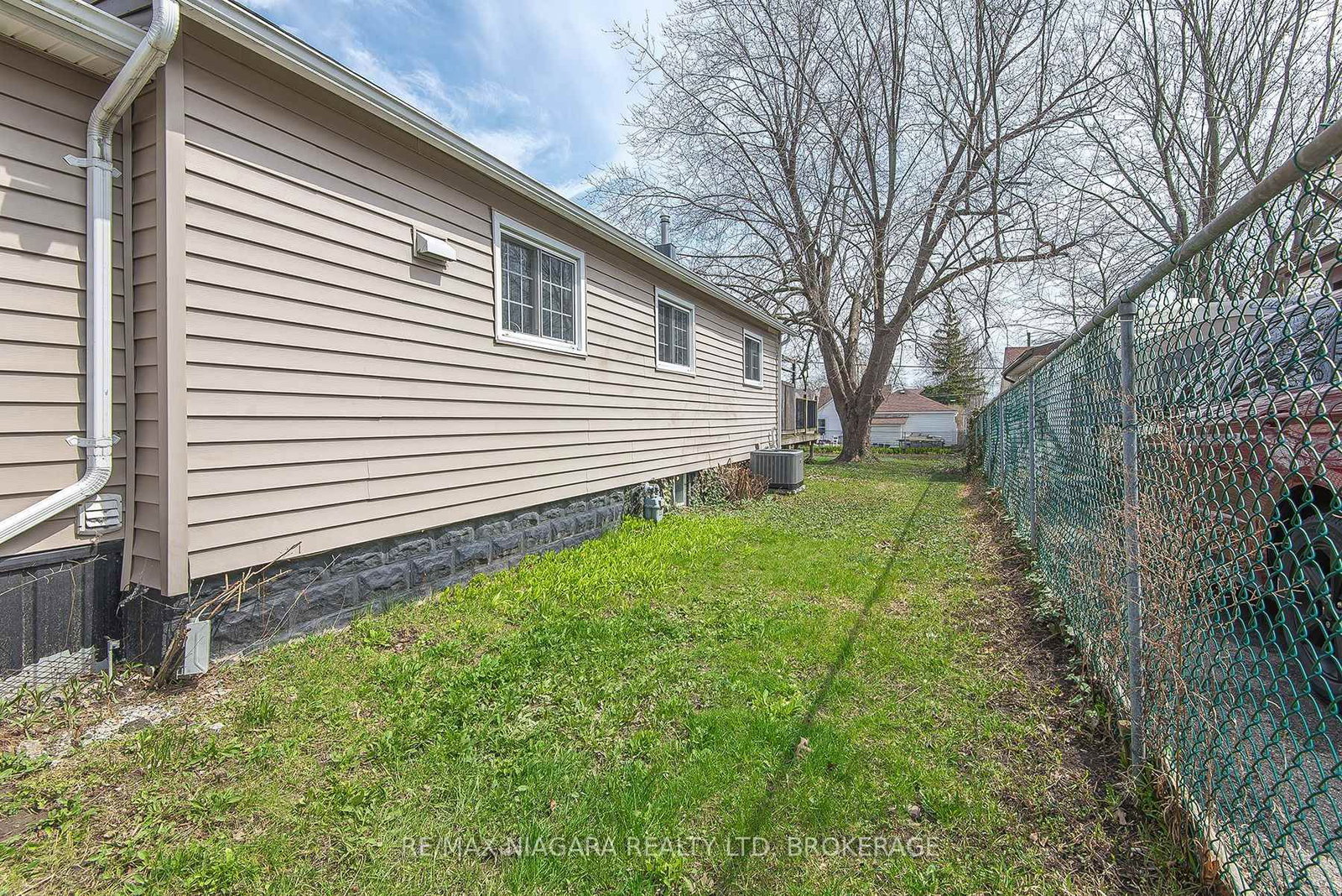 Detached House for sale at 243 North Street, Fort Erie, Ontario, L2A 3R9 - Central - MLS: X12701192