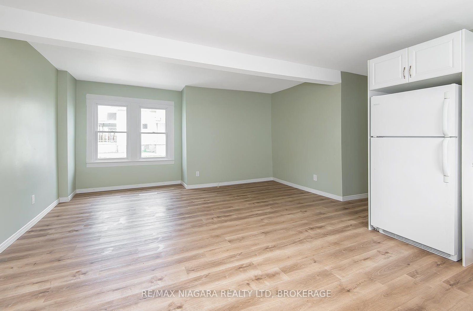 243 North Street N - Photo 8