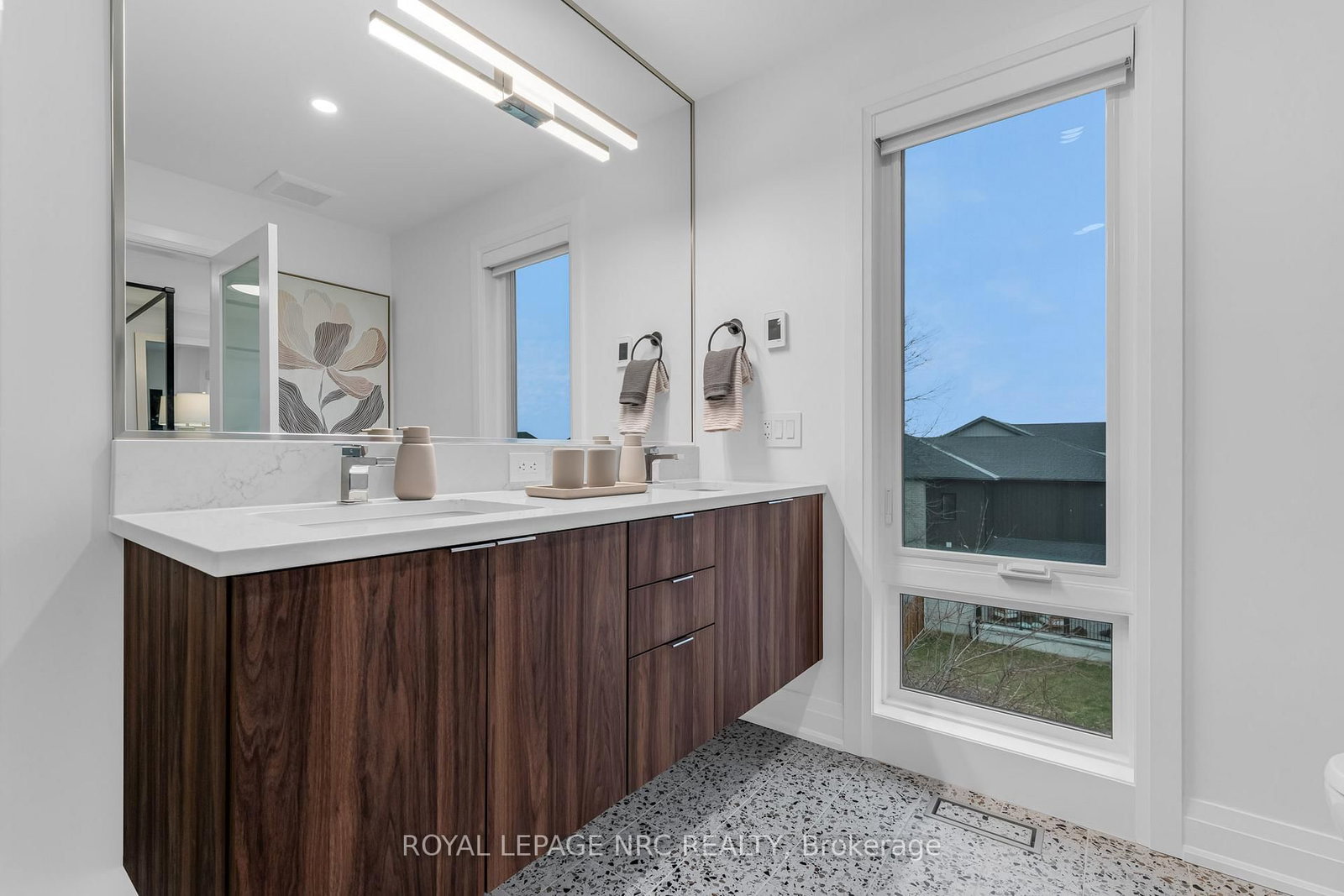 Townhouse for sale at 88 Moody Street, Pelham, Ontario, L3E 0B3 - Fonthill - MLS: X12701346