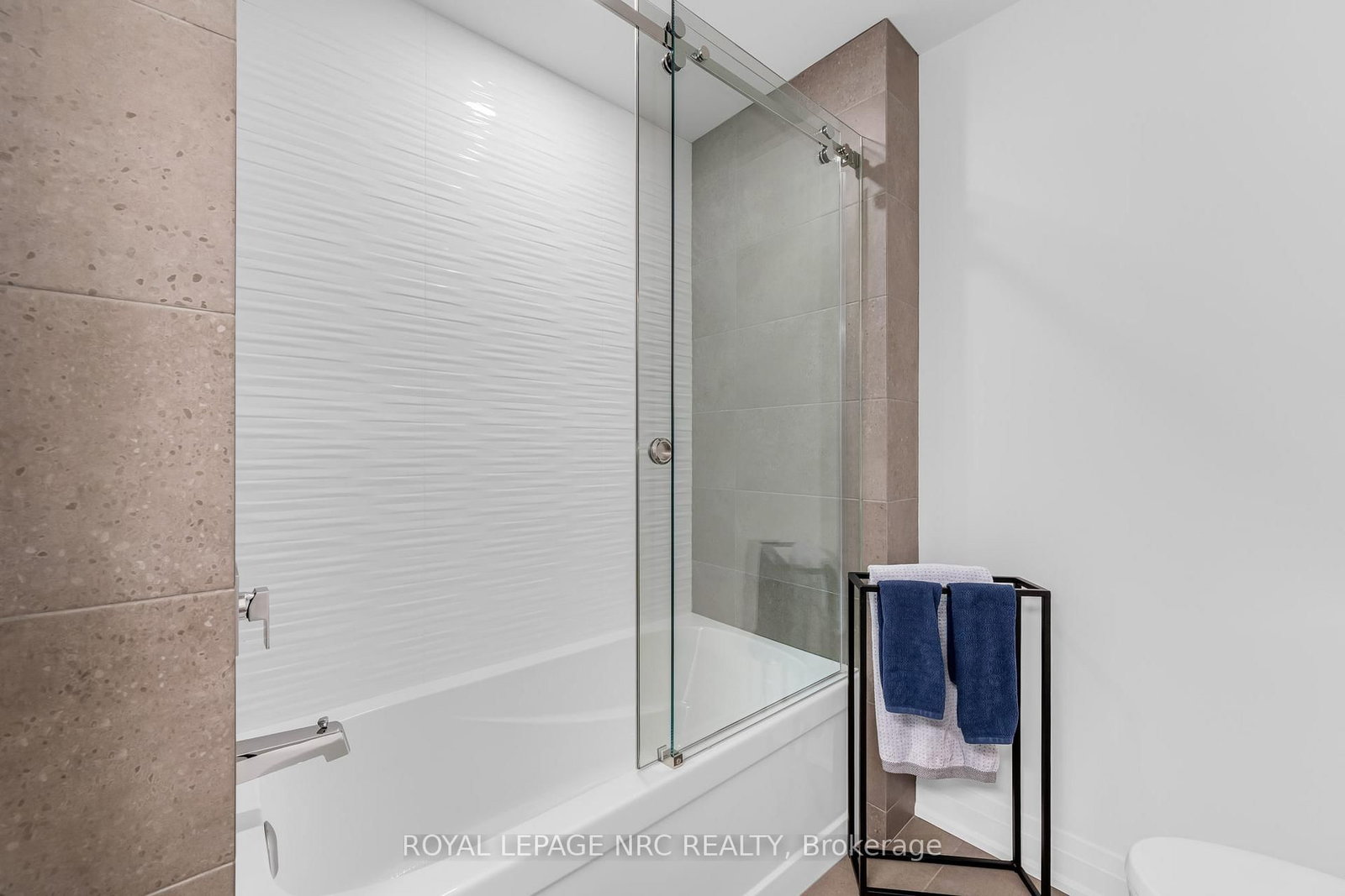 Townhouse for sale at 88 Moody Street, Pelham, Ontario, L3E 0B3 - Fonthill - MLS: X12701346