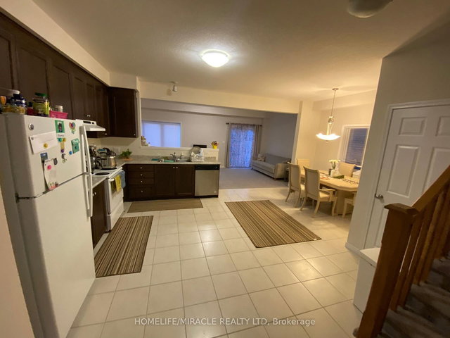 305 Tall Grass Crescent