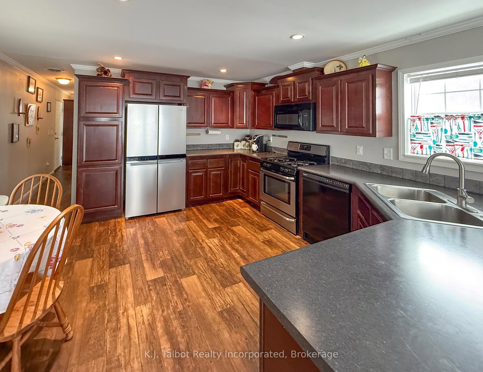 13 Sutton Drive • Ashfield-Colborne-Wawanosh, ON photo 8
