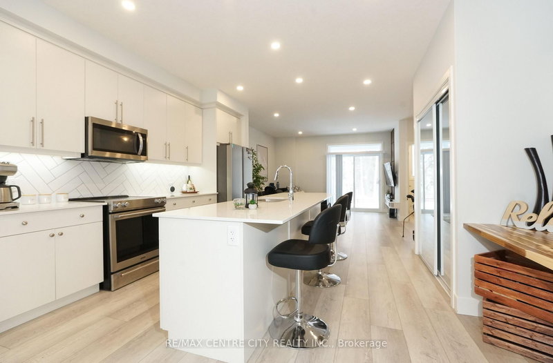 6 - 925 Deveron Cres, London South, N5Z 5A4 | Image 2