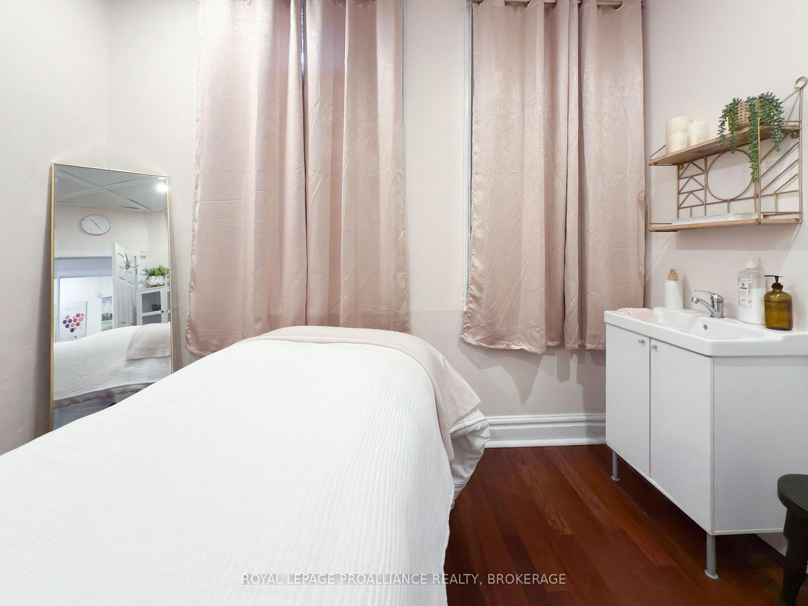 48 Dundas Street E - Photo 24