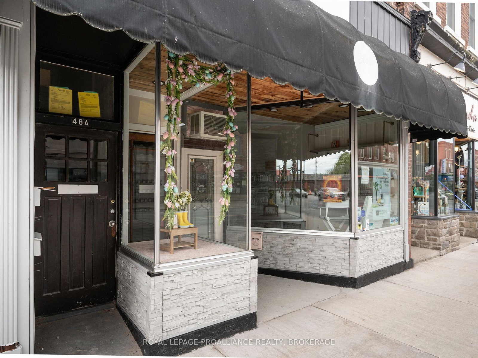 48 Dundas Street E - Photo 2