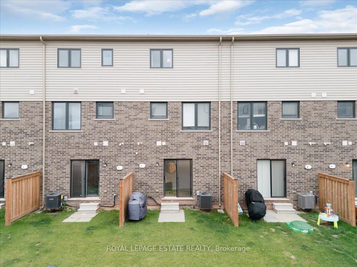 Townhouse for sale at 39 Radison Lane, Hamilton, Ontario, L8H 0B5 - McQuesten - MLS: X12720044