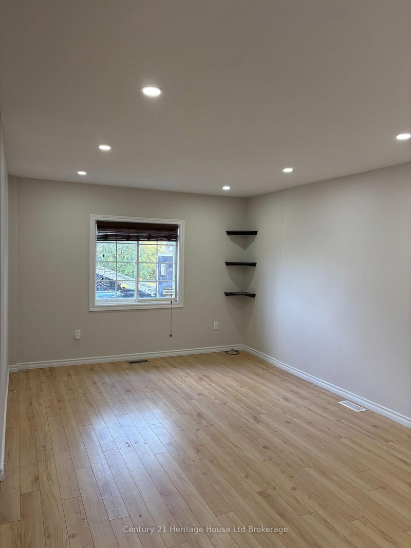 B - 560 Athlone Ave, Woodstock, N4S 7V8 | Image 2