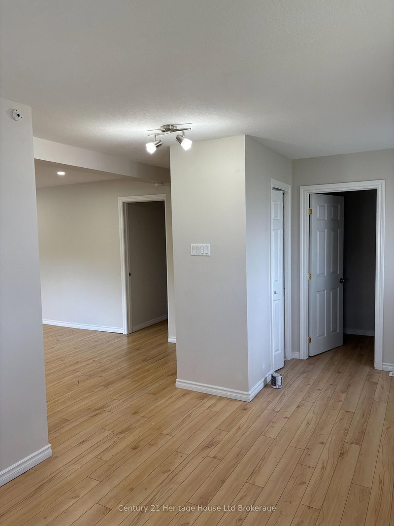 B - 560 Athlone Ave, Woodstock, N4S 7V8 | Image 3