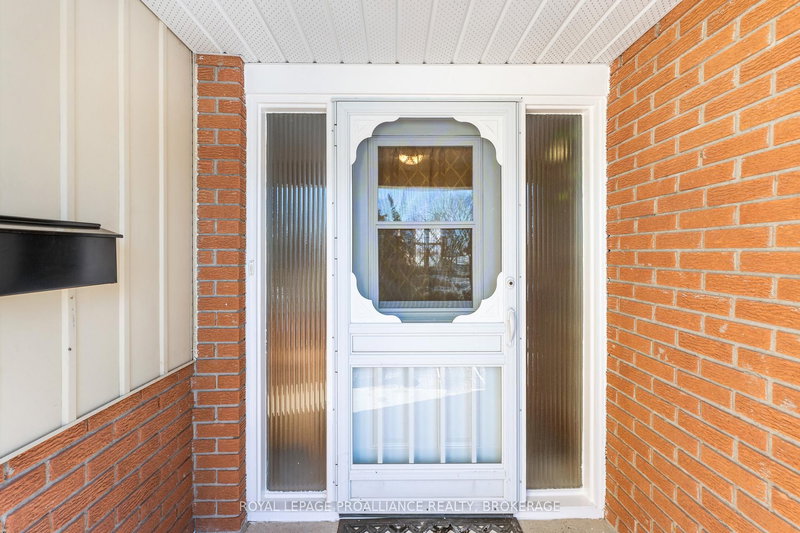 812 Hillside Dr, Kingston, K7M 5Y8 | Image 3