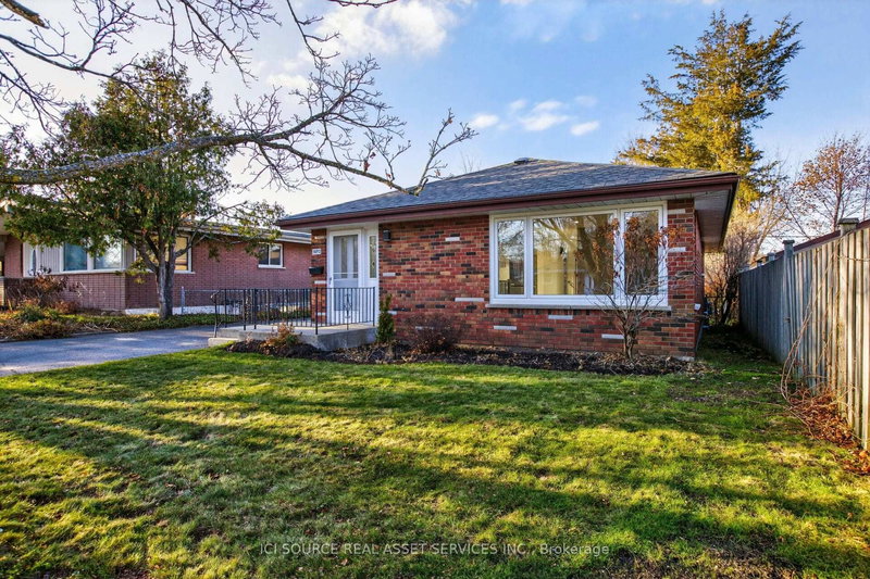 1092 Glendale Dr, Peterborough, K9H 6M4 | Image 2