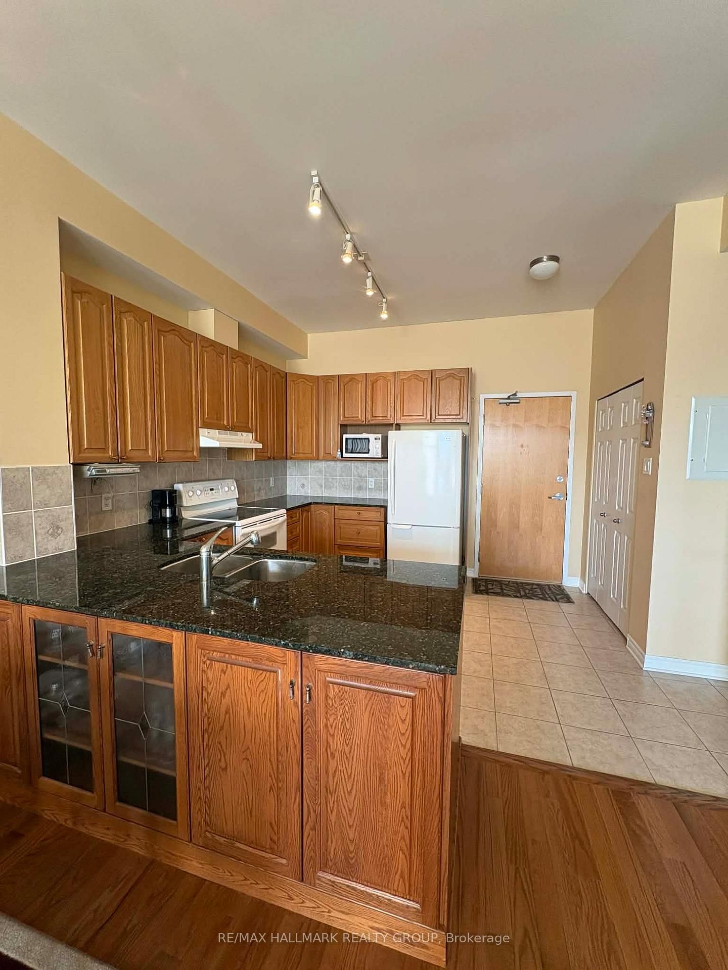 205 Bolton Street, Unit 401 - Photo 8