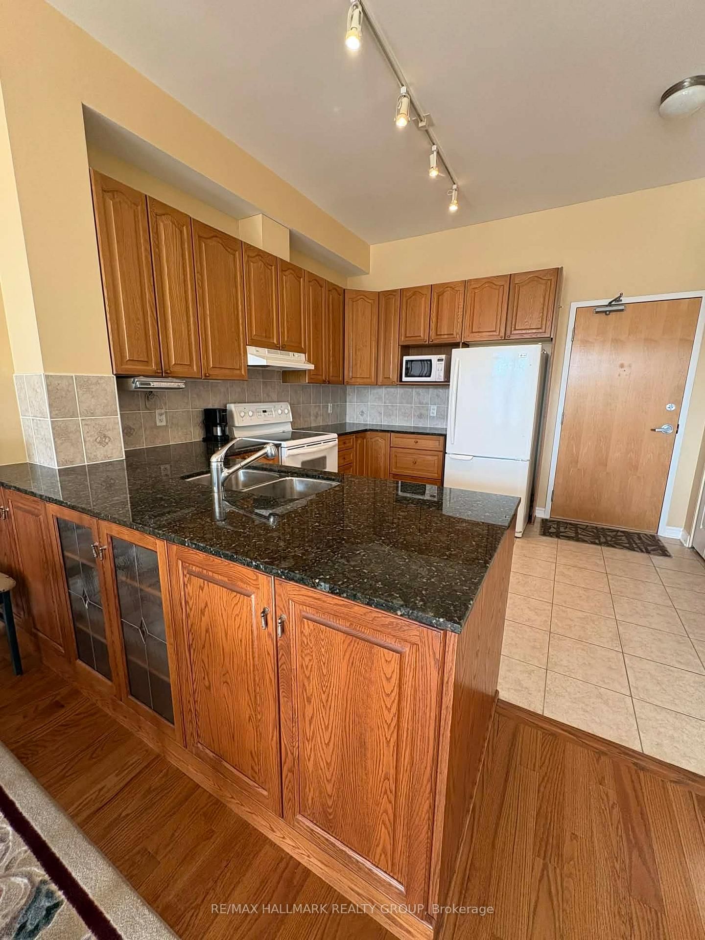 205 Bolton Street, Unit 401 - Photo 9