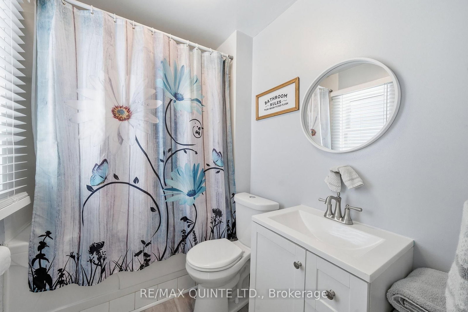 Detached House for sale at 35 Kerr Crescent, Quinte West, Ontario, K8V 2W2 - Trenton Ward - MLS: X12730234