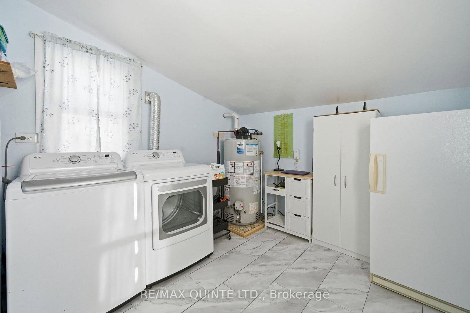 Detached House for sale at 35 Kerr Crescent, Quinte West, Ontario, K8V 2W2 - Trenton Ward - MLS: X12730234