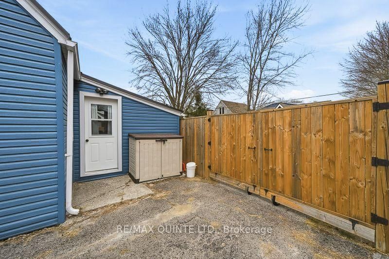 Detached House for sale at 35 Kerr Crescent, Quinte West, Ontario, K8V 2W2 - Trenton Ward - MLS: X12730234