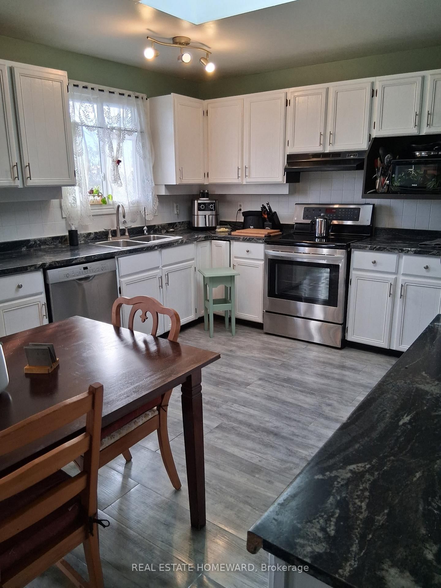 Detached House for sale at 35 Bleeker Avenue, Quinte West, Ontario, K8V 5Y2 - Trenton Ward - MLS: X12731268