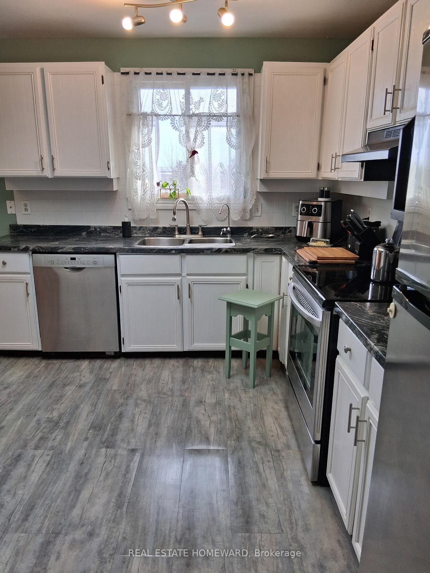 Detached House for sale at 35 Bleeker Avenue, Quinte West, Ontario, K8V 5Y2 - Trenton Ward - MLS: X12731268