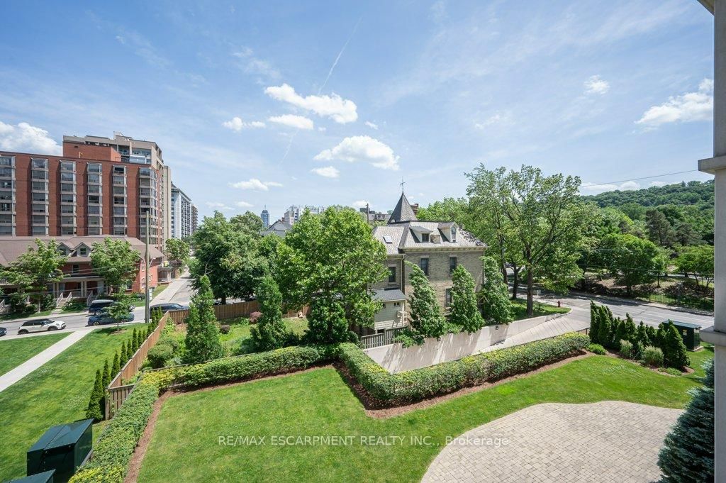 Condo for sale at 302-90 Charlton Avenue, Hamilton, Ontario, L8P 0B4 - Durand - MLS: X12732442