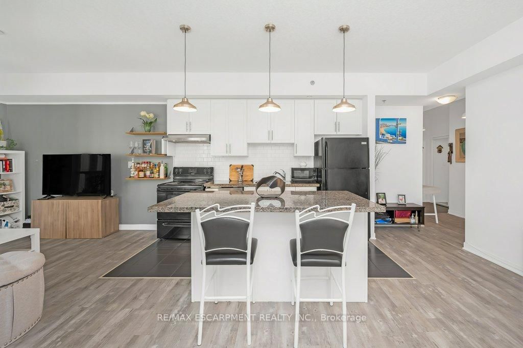 90 Charlton Avenue W, Unit 302 - Photo 6