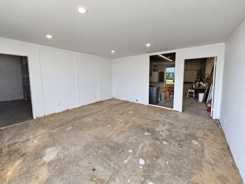 1590 Liverpool Crt photo 2