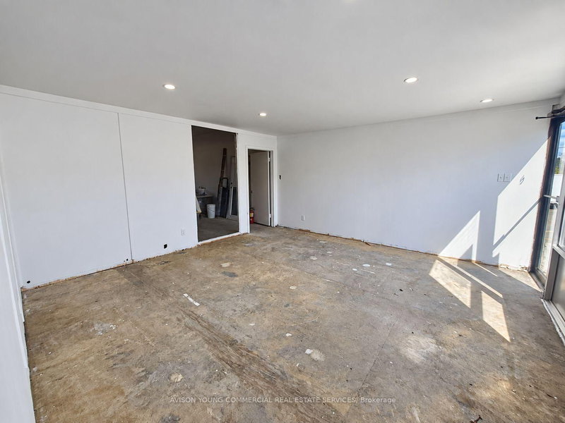 1590 Liverpool Crt photo 5