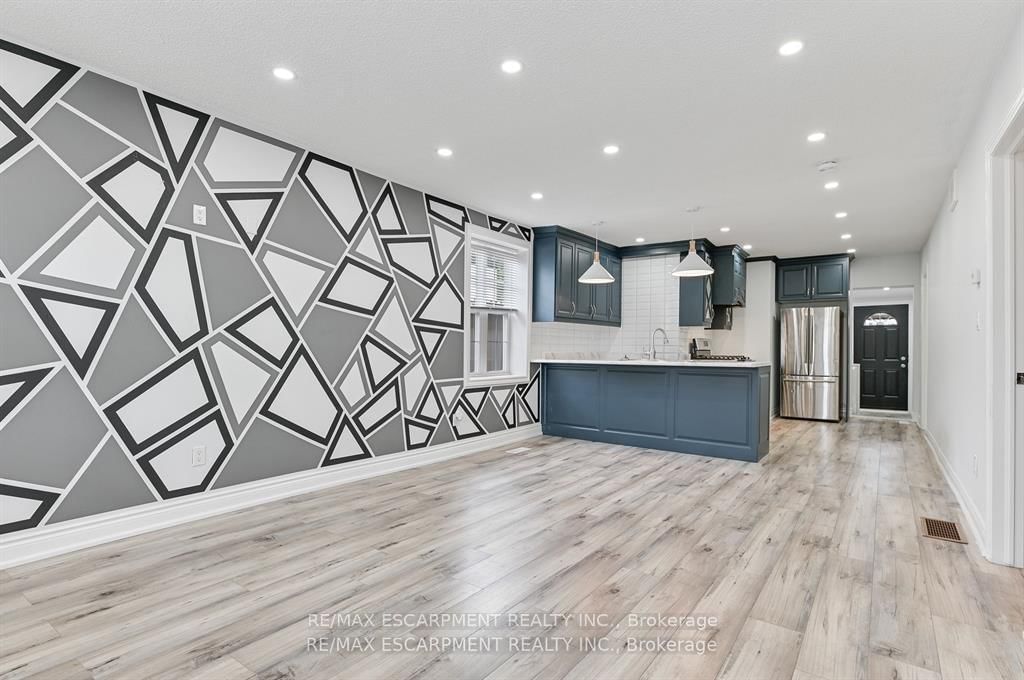 Detached House for lease at Upper-54 Craigmiller Avenue, Hamilton, Ontario, L8L 3J1 - Crown Point - MLS: X12740612