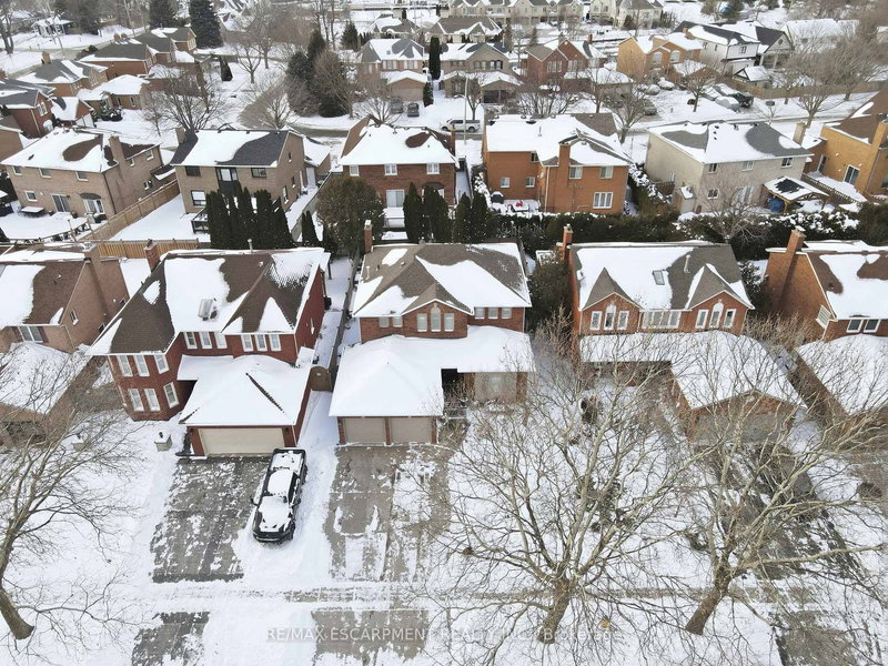 9 Stone Gate Dr, Grimsby, L3M 5C6 | Image 3