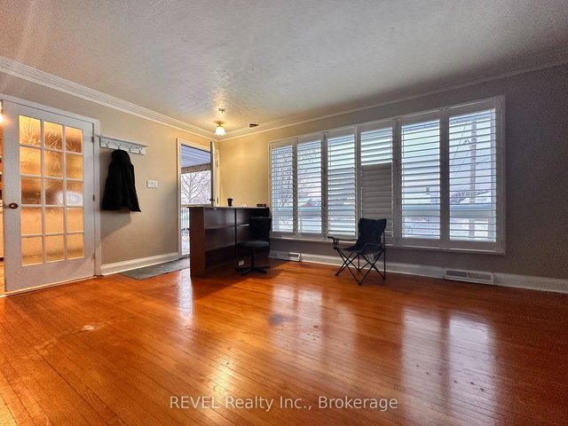 UPPER - 63 THOMPSON Avenue