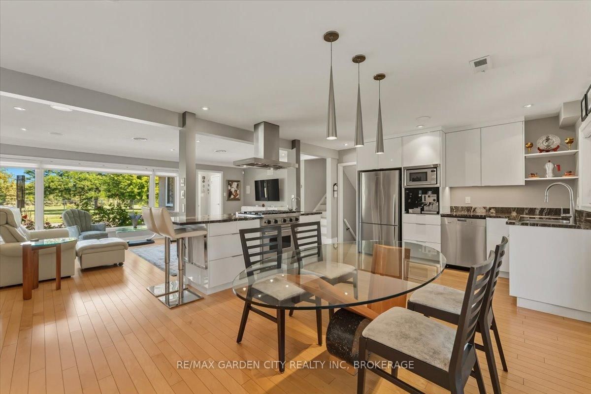 Detached House for sale at 112 Riverdale Drive, St. Catharines, Ontario, L2R 4B9 - Old Glenridge - MLS: X12745702