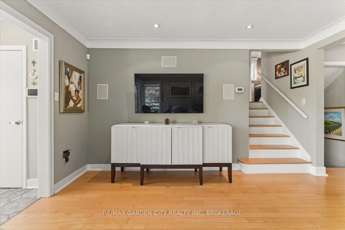 Detached House for sale at 112 Riverdale Drive, St. Catharines, Ontario, L2R 4B9 - Old Glenridge - MLS: X12745702