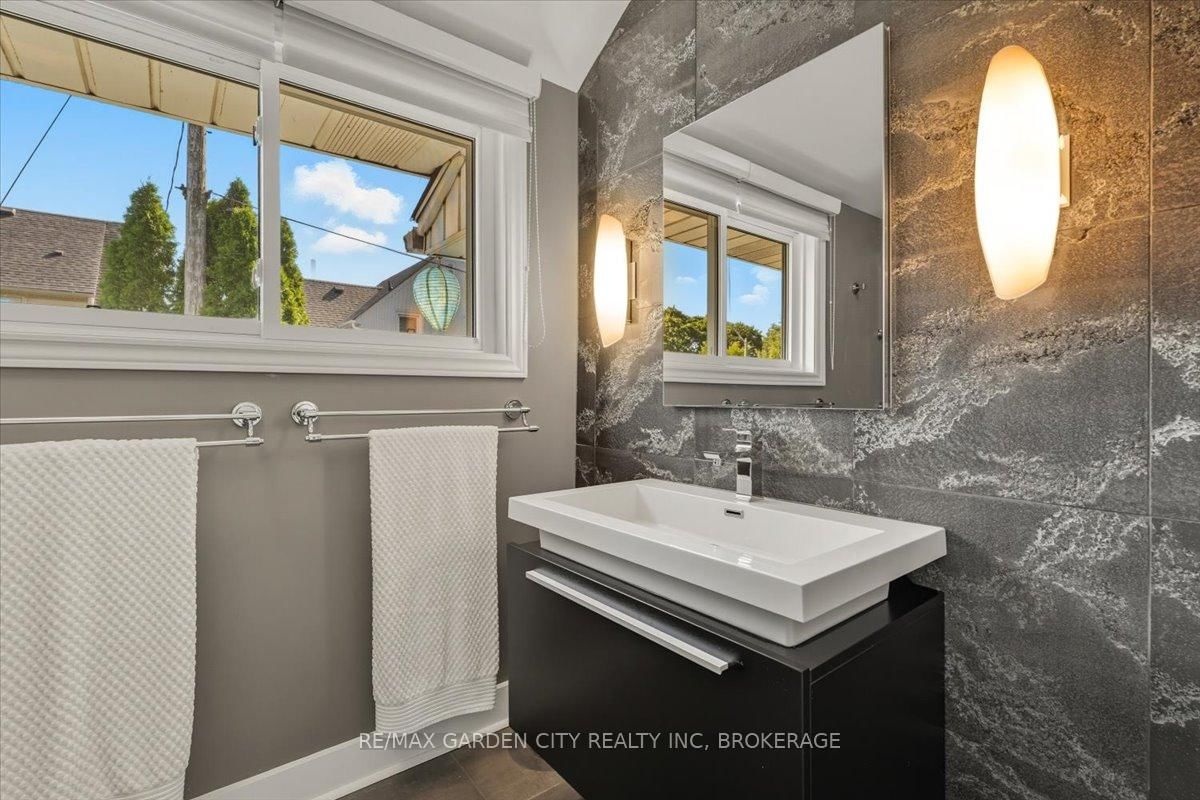 Detached House for sale at 112 Riverdale Drive, St. Catharines, Ontario, L2R 4B9 - Old Glenridge - MLS: X12745702