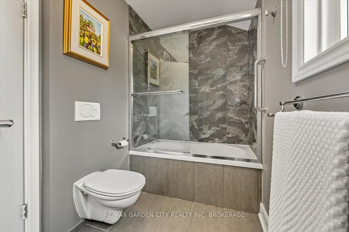 Detached House for sale at 112 Riverdale Drive, St. Catharines, Ontario, L2R 4B9 - Old Glenridge - MLS: X12745702