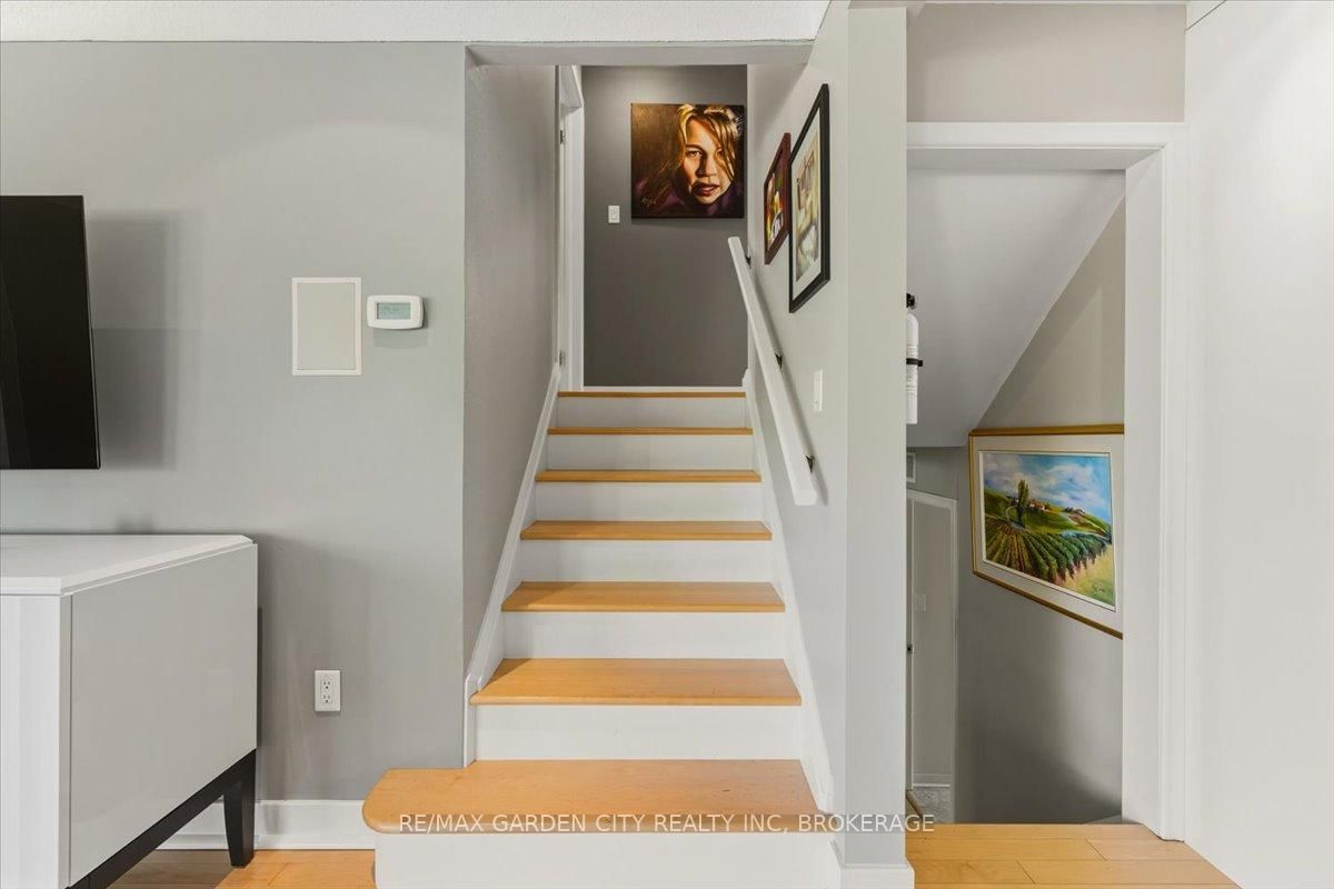 Detached House for sale at 112 Riverdale Drive, St. Catharines, Ontario, L2R 4B9 - Old Glenridge - MLS: X12745702