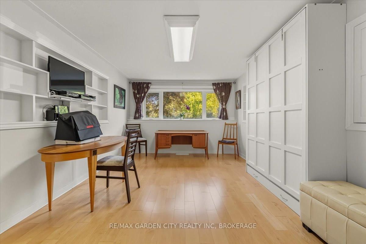 Detached House for sale at 112 Riverdale Drive, St. Catharines, Ontario, L2R 4B9 - Old Glenridge - MLS: X12745702